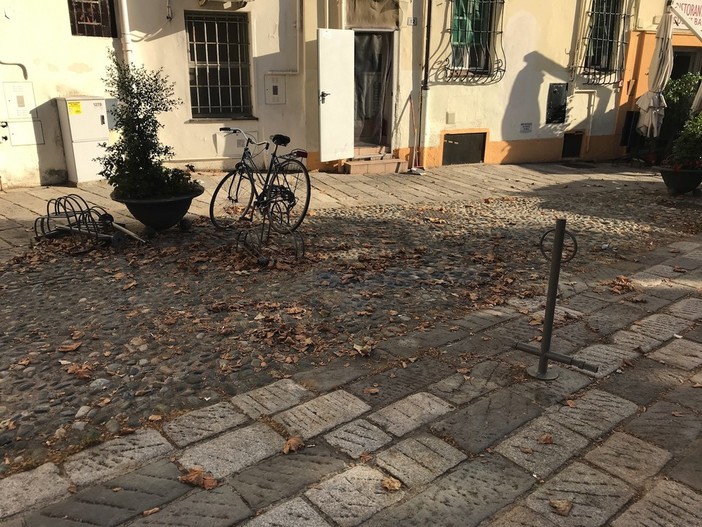 Ciò che resta della rastrelliera di piazza Muccioli Ciò che resta della rastrelliera di piazza Muccioli