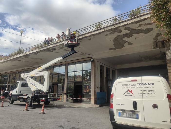 Sanremo, erbacce sul cornicione del solettone di piazza Colombo: al via la rimozione