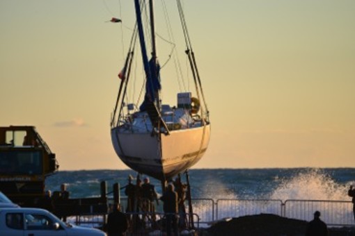 Rimossa la ‘piccola Concordia’ ventimigliese: prelevata dalla foce del Roya l’imbarcazione francese arenata