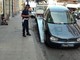 La rimozione di un'auto con targa francese in via Roma