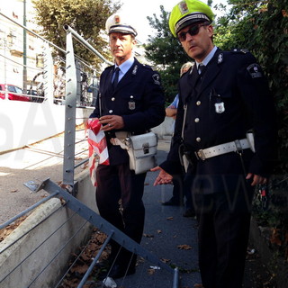 Sanremo: ringhiera in pessime condizioni crolla sulla pista ciclabile, urge un pronto intervento Sanremo: ringhiera in pessime condizioni crolla sulla pista ciclabile, urge un pronto intervento