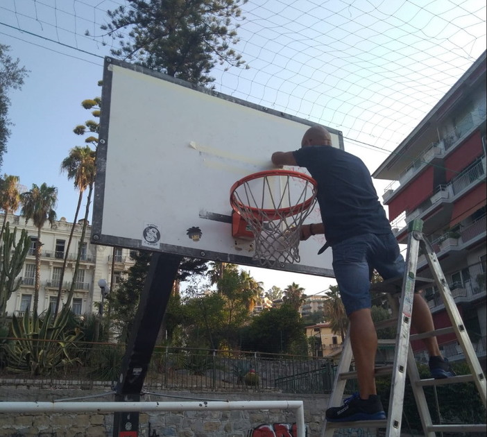 Sanremo: sistemati i tabelloni dei canestri al campetto del Bellevue, quanto dureranno? (Foto) Sanremo: sistemati i tabelloni dei canestri al campetto del Bellevue, quanto dureranno? (Foto)