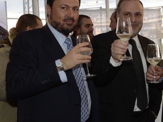 Vincenzo Russolillo (Gruppo Eventi) mentre brinda con il sindaco di Sanremo Maurizio Zoccarato