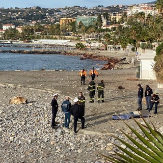 Sanremo: sul lungomare Calvino le onde restituiscono un altro cadavere, è l'ottavo nella nostra provincia (Foto) Sanremo: sul lungomare Calvino le onde restituiscono un altro cadavere, è l'ottavo nella nostra provincia (Foto)
