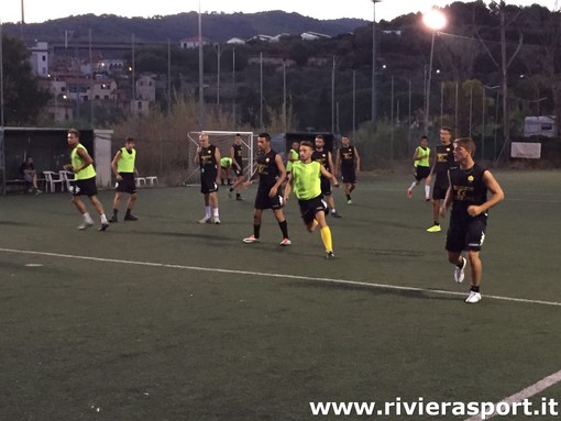 Calcio, Seconda Categoria. FC Cervo, mister Decesari è entusiasta: "Nello spogliatoio si respira un'aria nuova"