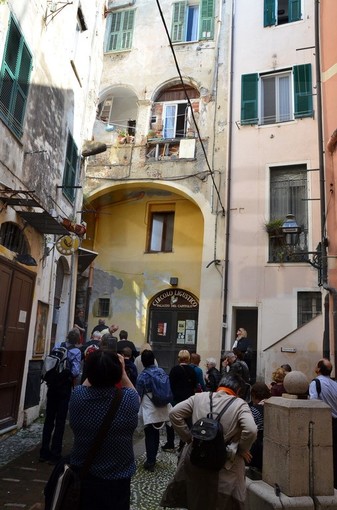 Sanremo: rischio crollo da un davanzale di piazza Capitolo nella città vecchia, urge un intervento