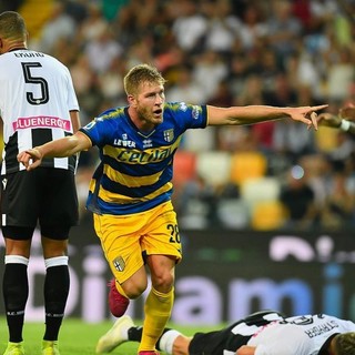 Riccardo Gagliolo esulta con la maglia del Parma