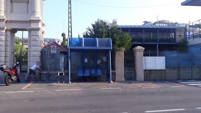 Sanremo: era stata parzialmente distrutta in un incidente, sistemata dal Comune la pensilina Rt di fronte allo Stadio (Foto)