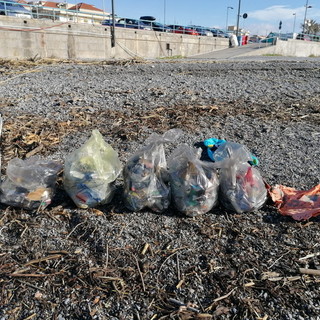 Bordighera: giovani e non solo giovani, c'è bisogno di tutti per fare in modo che il mare non venga inquinato (Foto)