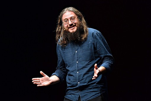 Vox in Arena, al Teatro Romano di Ventimiglia arriva Roberto Mercadini con un viaggio teatrale nell'universo di Shakespeare