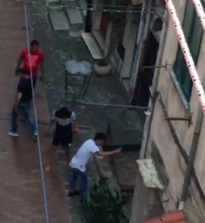 Sanremo: scontri a pietrate tra due gruppi di stranieri nella Pigna, su Facebook il video della zuffa Sanremo: scontri a pietrate tra due gruppi di stranieri nella Pigna, su Facebook il video della zuffa