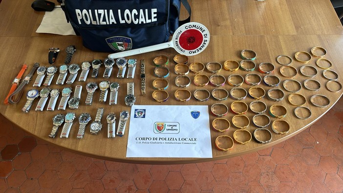 Sanremo: sequestrati dalla Polizia locale 77 tra bracciali e orologi contraffatti, denunciato un cinquantenne Sanremo: sequestrati dalla Polizia locale 77 tra bracciali e orologi contraffatti, denunciato un cinquantenne