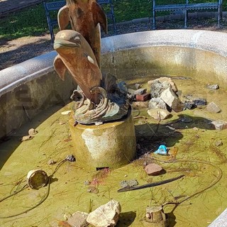 Sanremo: pietre e massi lanciati nella fontana ai giardini di Villa del Sole, i controlli dove sono? (Foto) Sanremo: pietre e massi lanciati nella fontana ai giardini di Villa del Sole, i controlli dove sono? (Foto)