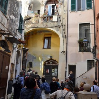 Sanremo: rischio crollo da un davanzale di piazza Capitolo nella città vecchia, urge un intervento Sanremo: rischio crollo da un davanzale di piazza Capitolo nella città vecchia, urge un intervento