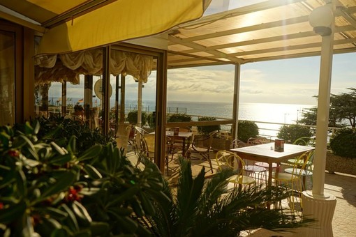 Domenica di antiquariato a Ospedaletti: ogni momento è buono per fermarsi dal Ristorante Alexandra