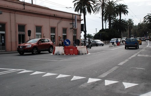 Sanremo: buco nell'asfalto in piazza Cesare Battisti, interviene un lettore