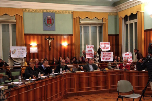 «Non uccidete Bussana Vecchia»: gli abitanti del ‘villaggio’ in consiglio comunale a Sanremo per la discussione sul futuro del borgo (foto)