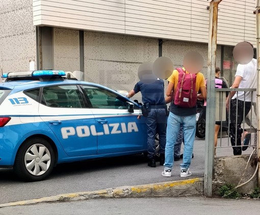 Sanremo: lite tra due francesi ubriachi che strappano la collanina a una donna, intervento della Polizia (Foto)