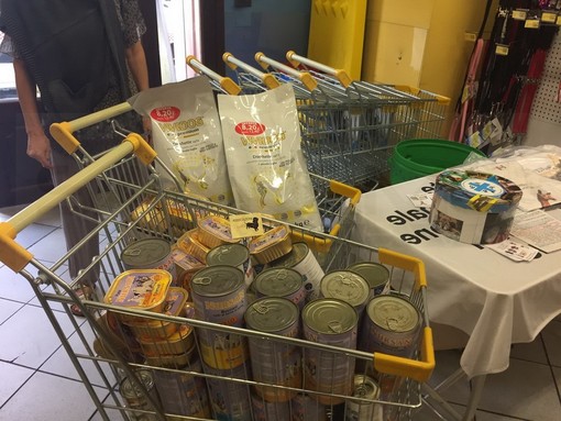 Sanremo: grande successo per la raccolta di cibo organizzata sabato dall'Enpa al negozio 'Fortesan'