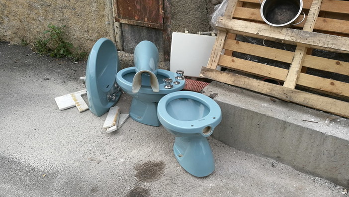 Sanremo: rimosso il primo cassonetto da zona Borgo, ma i maleducati lasciano un intero bagno! (Foto) Sanremo: rimosso il primo cassonetto da zona Borgo, ma i maleducati lasciano un intero bagno! (Foto)
