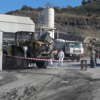 Imperia: incendio ieri sera nella sede di un'azienda edile in via Nazionale, distrutta dal fuoco una ruspa (Foto)