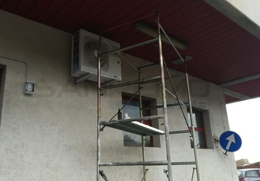 Il box esterno dei condizionatori per gli spogliatoi Il box esterno dei condizionatori per gli spogliatoi