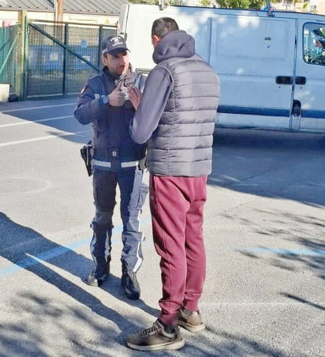 Sanremo: smarriscono la figlia di dieci anni mentre sono in bici sulla ciclabile, ritrovata grazie alla Municipale