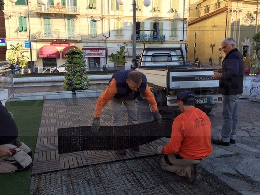 Sanremo: iniziato il lavoro di rimozione del prato sintetico sul solettone di piazza Colombo, l'amministrazione punta alla riqualificazione