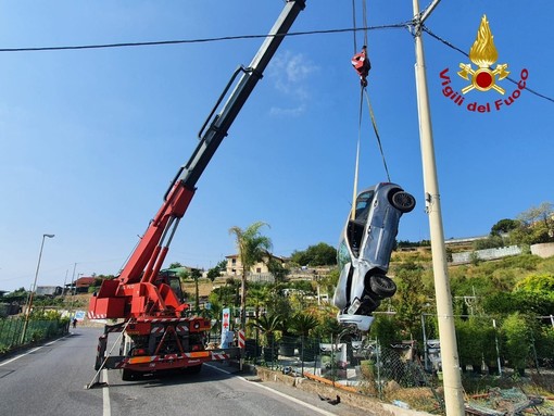 Sanremo: esce fuori strada in via Padre Semeria, lievi ferite per un giovane portato in ospedale (Foto) Sanremo: esce fuori strada in via Padre Semeria, lievi ferite per un giovane portato in ospedale (Foto)