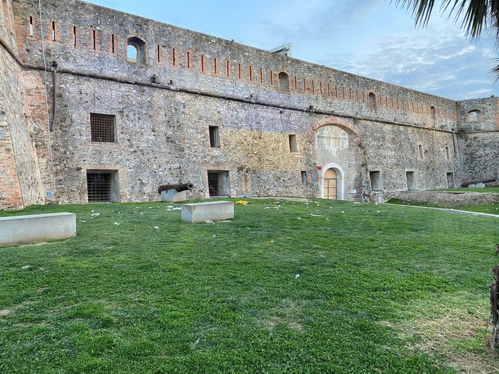 Sanremo: prato di fronte a Santa Tecla invaso dall'immondizia, provocato da vandali o gabbiani? (Foto)