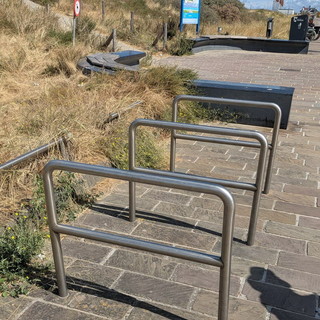 Sanremo: pista ciclabile e tanta voglia delle 'due ruote' a pedali, ma dove parcheggiarle? La richiesta di nuove rastrelliere Sanremo: pista ciclabile e tanta voglia delle 'due ruote' a pedali, ma dove parcheggiarle? La richiesta di nuove rastrelliere