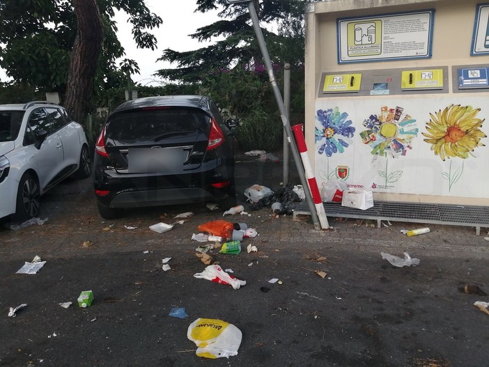 Sanremo: differenziata, il problema è il 'porta a porta'? Secondo quanto accade in piazza San Bernardo sembra di no (Foto) Sanremo: differenziata, il problema è il 'porta a porta'? Secondo quanto accade in piazza San Bernardo sembra di no (Foto)