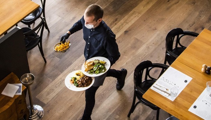 Da lunedì i ristoranti possono riaprire, ma i clienti hanno voglia di tornare a mangiare fuori? Rispondi al nostro sondaggio