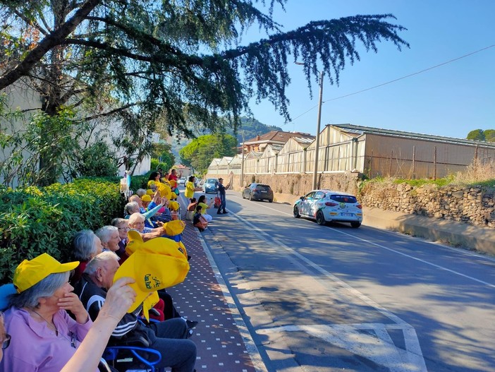 Vallecrosia: il rally passa dalla Rsa Casa Rachele, entusiasmo per gli ospiti per le auto rombanti (Foto)