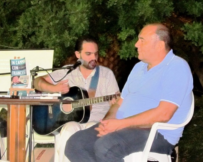 Marina degli Aregai: grandi applausi ieri sera con Claudi Porchia nel ricordo di Don Gallo Marina degli Aregai: grandi applausi ieri sera con Claudi Porchia nel ricordo di Don Gallo