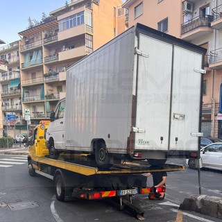 Sanremo: non solo multe, rimosso il furgone parcheggiato in fondo a strada Borgo Tinasso