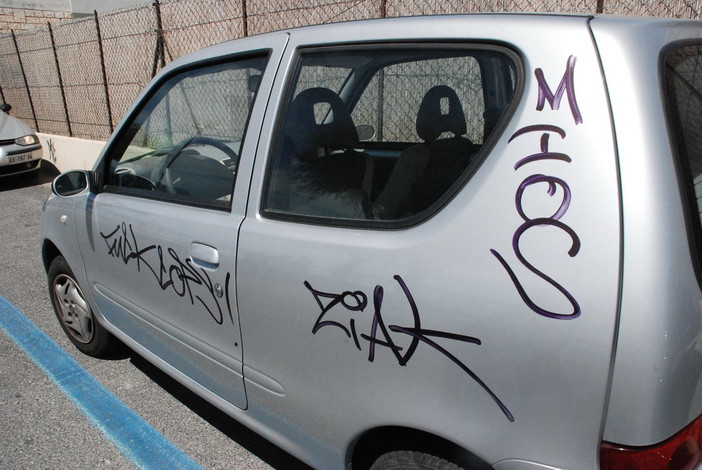 Bordighera: raid teppistico sul lungomare, scritte su muri, cabine ed auto. Indagano i Carabinieri