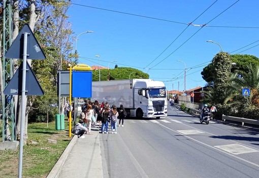 Gli alunni sull'Aurelia al passaggio di un tir Gli alunni sull'Aurelia al passaggio di un tir