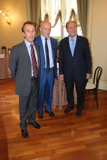 Sanremo: il Senatore Renato Schifani a 'ControCorrente' conferma la fedeltà a Berlusconi. Intanto c'è la conferma, il Cavaliere non verrà Sanremo: il Senatore Renato Schifani a 'ControCorrente' conferma la fedeltà a Berlusconi. Intanto c'è la conferma, il Cavaliere non verrà