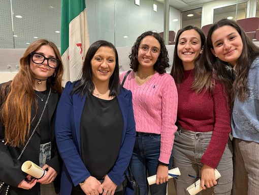 Veronica Russo con gli studenti premiati del Vieusseux di Imperia Veronica Russo con gli studenti premiati del Vieusseux di Imperia