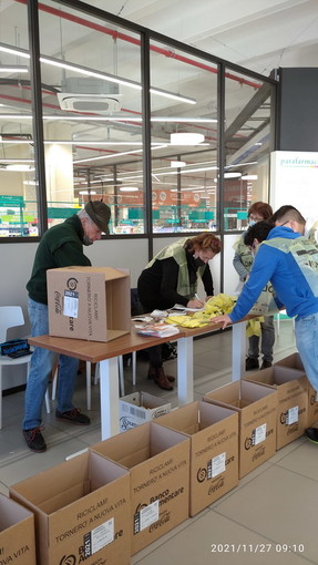 Vallecrosia: oltre una tonnellata di generi alimentari raccolta oggi all'IperConad dagli alpini (Foto)