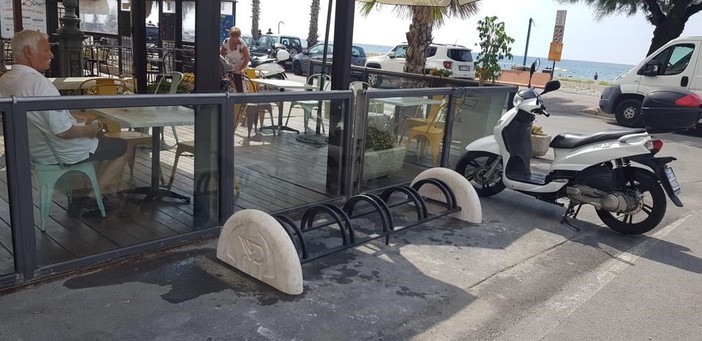 Ventimiglia: il Comune installa una serie di 'rastrelliere' per parcheggiare le bici, Scullino "Incentivare il trasporto ecologico" (Foto)