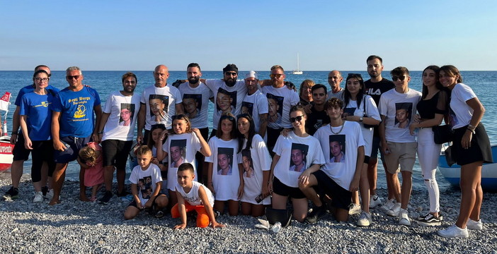 Ventimiglia: alla regata dei Sestieri di ieri pomeriggio il 'Burgu' ha corso con la foto di Gabriele Iaria Ventimiglia: alla regata dei Sestieri di ieri pomeriggio il 'Burgu' ha corso con la foto di Gabriele Iaria