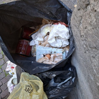 Ventimiglia, agenti in borghese contro l’abbandono rifiuti: multe fino a 2mila euro e controlli nei vicoli