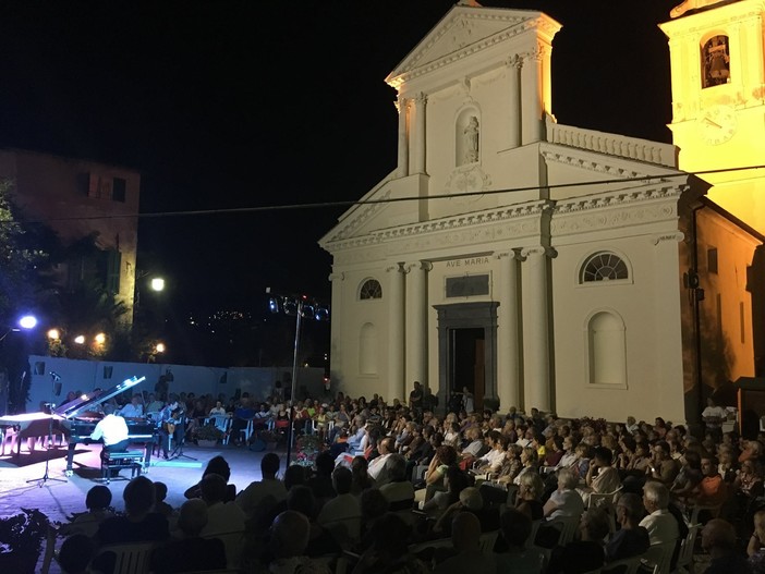 Al Rovere d'Oro di San Bartolomeo al mare, standing ovation per Andrea Cardinale
