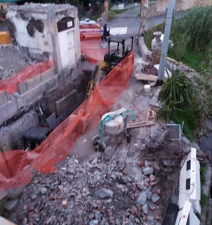 Bordighera: proteste per liquami e miasmi sul Rio Sasso, l'Amministrazione "Lavori necessari, qualche giorno e si torna alla normalità" (Foto e Video) Bordighera: proteste per liquami e miasmi sul Rio Sasso, l'Amministrazione "Lavori necessari, qualche giorno e si torna alla normalità" (Foto e Video)