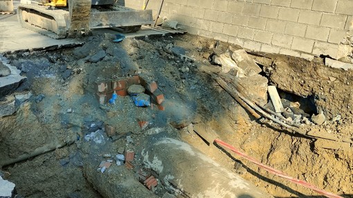 Imperia: esplode la condotta del Roya in via San Lazzaro, operai al lavoro e disagi per gli utenti (Foto)