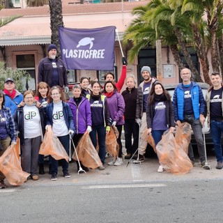 Sanremo, raccolta rifiuti: Plastic Free e I Deplasticati puliscono il litorale e i giardini Italo Calvino (Foto)
