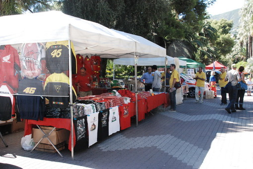 I colori di Poste Italiane con uno speciale annullo filatelico alla terza rievocazione storica del Circuito di Ospedaletti