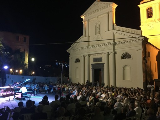 San Bartolomeo al Mare: 'Rovere d'Oro', stasera il via ai concerti e domani il concerto del Duo Maclé, pianoforte a quattro mani